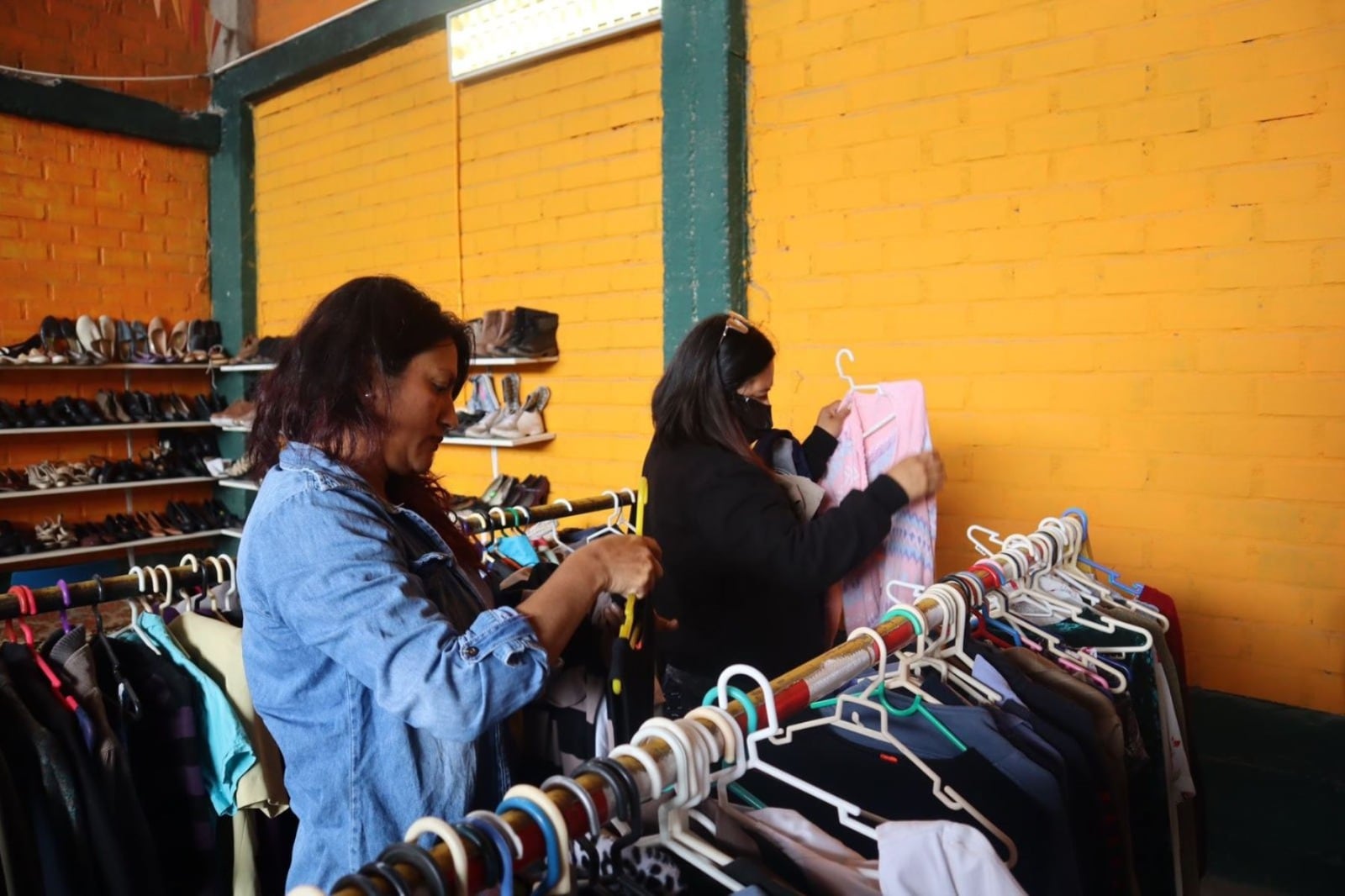 La segunda mano no garantiza por sí sola economía circular pues una parte importante del contenido de los fardos termina convertida nuevamente en basura. (Imagen: Andina)