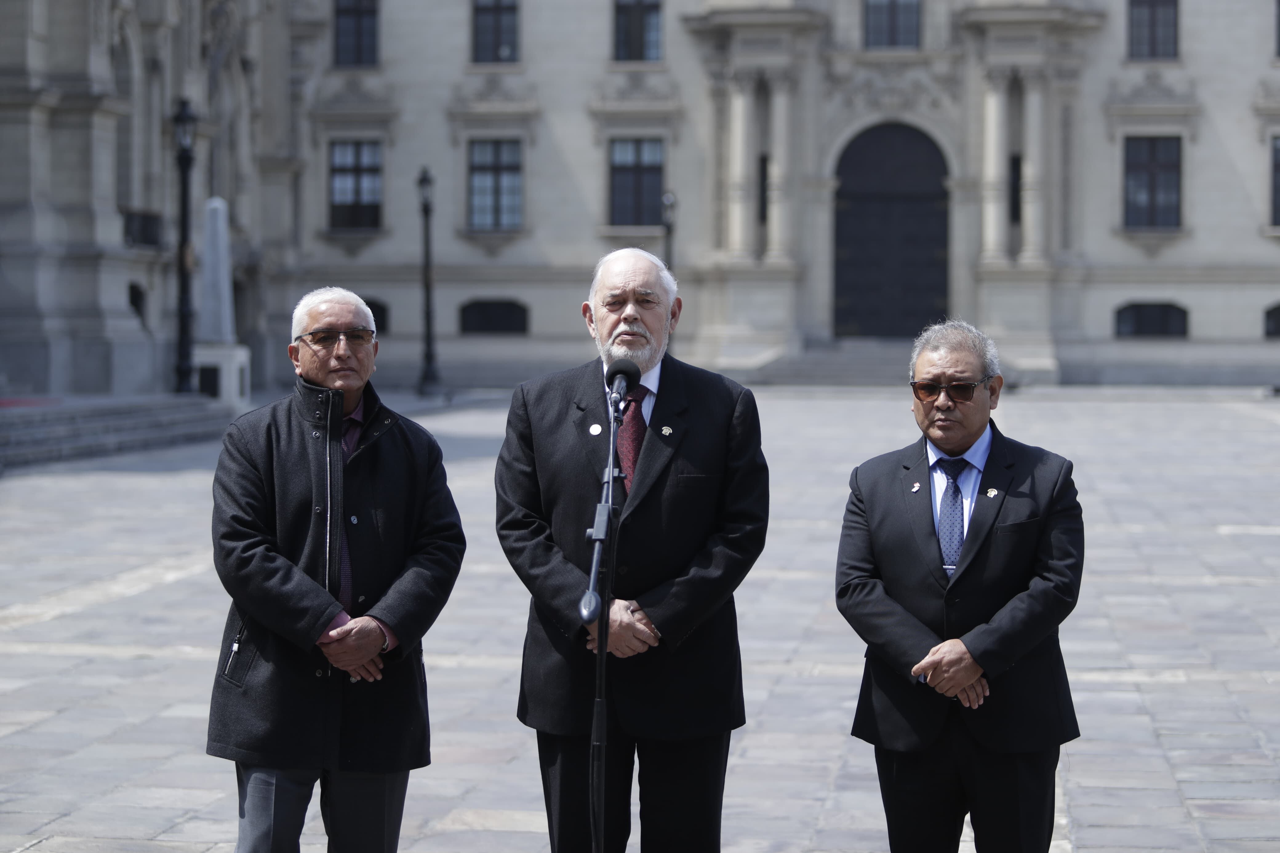 Salida de los congresistas Héctor Acuña, Jorge Montoya y Javier Padilla de la bancada Honor y Democracia después de reunirse con la presidenta Dina Boluarte. Fotos: Hugo Pérez / GEC.