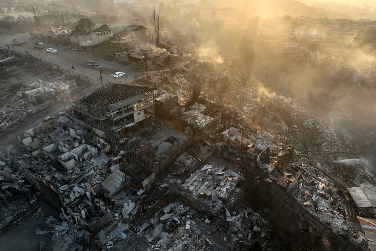 Vista aérea de las secuelas de un incendio en las colinas de Viña del Mar, Chile, el 3 de febrero de 2024. (Foto de Javier TORRES/AFP)
