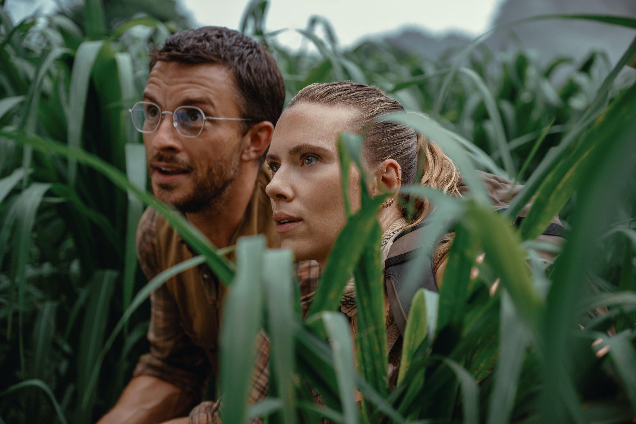 Scarlett Johansson y Jonathan Bailey encabezan el elenco principal de la película "Jurassic World Rebirth" (Foto: Universal)