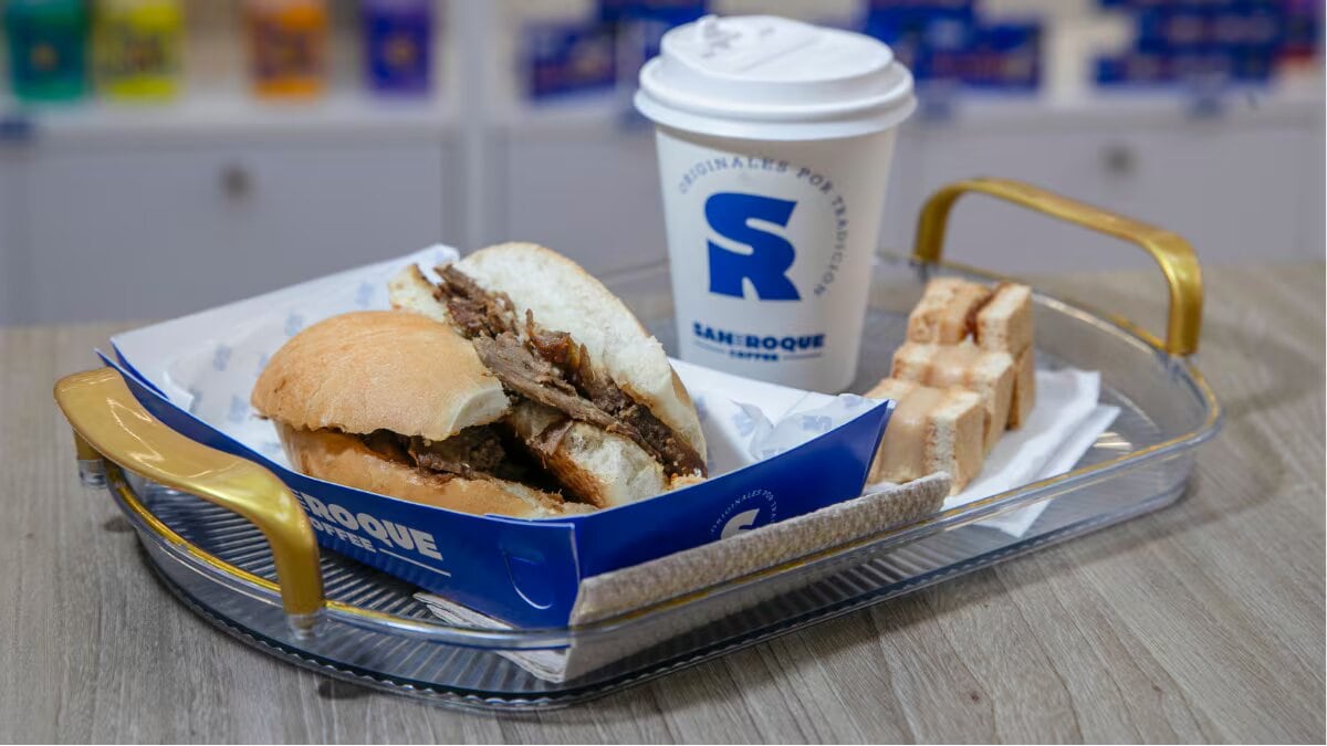 La propuesta de San Roque Coffee busca modernizar la experiencia del consumidor ofreciendo cafés de especialidad y sus otros formatos (Frappés, capuchinos y cold brew), sánguches y helados. (Foto: El Comercio)