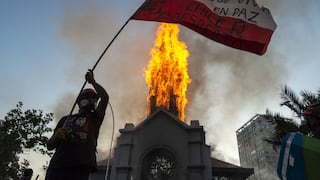 Manifestantes incendian y dañan dos iglesias tras de masiva protesta en Santiago de Chile