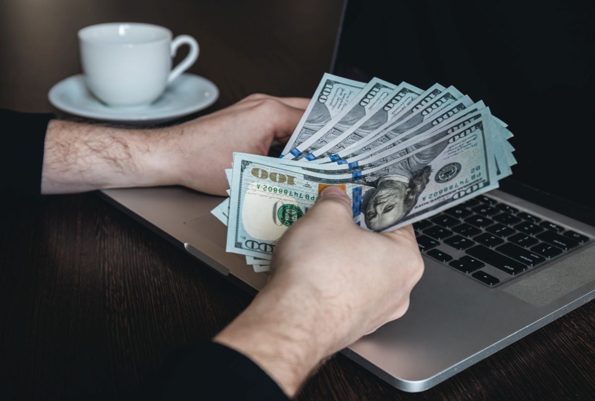 El IRS usa un tiempo promedio de procesamiento de hasta 21 días para los reembolsos, pero la forma en que declaraste puede acelerar o retrasar el depósito (Foto: Freepik)