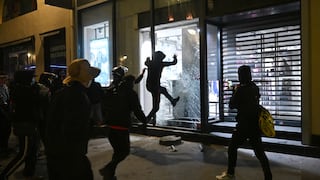 París despliega una unidad especializada ante nuevos saqueos y Macron condena la violencia