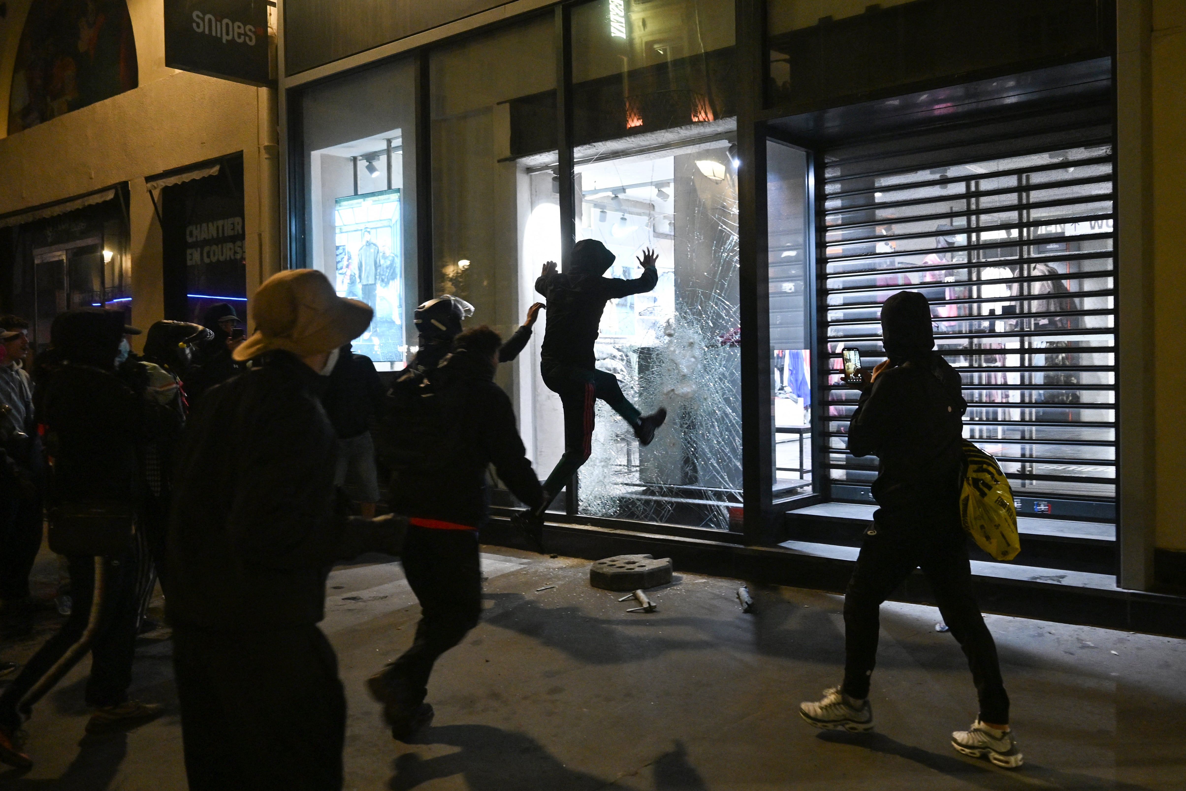 París despliega una unidad especializada ante nuevos saqueos y Macron condena la violencia. (Foto de Matthieu Rondel / AFP).