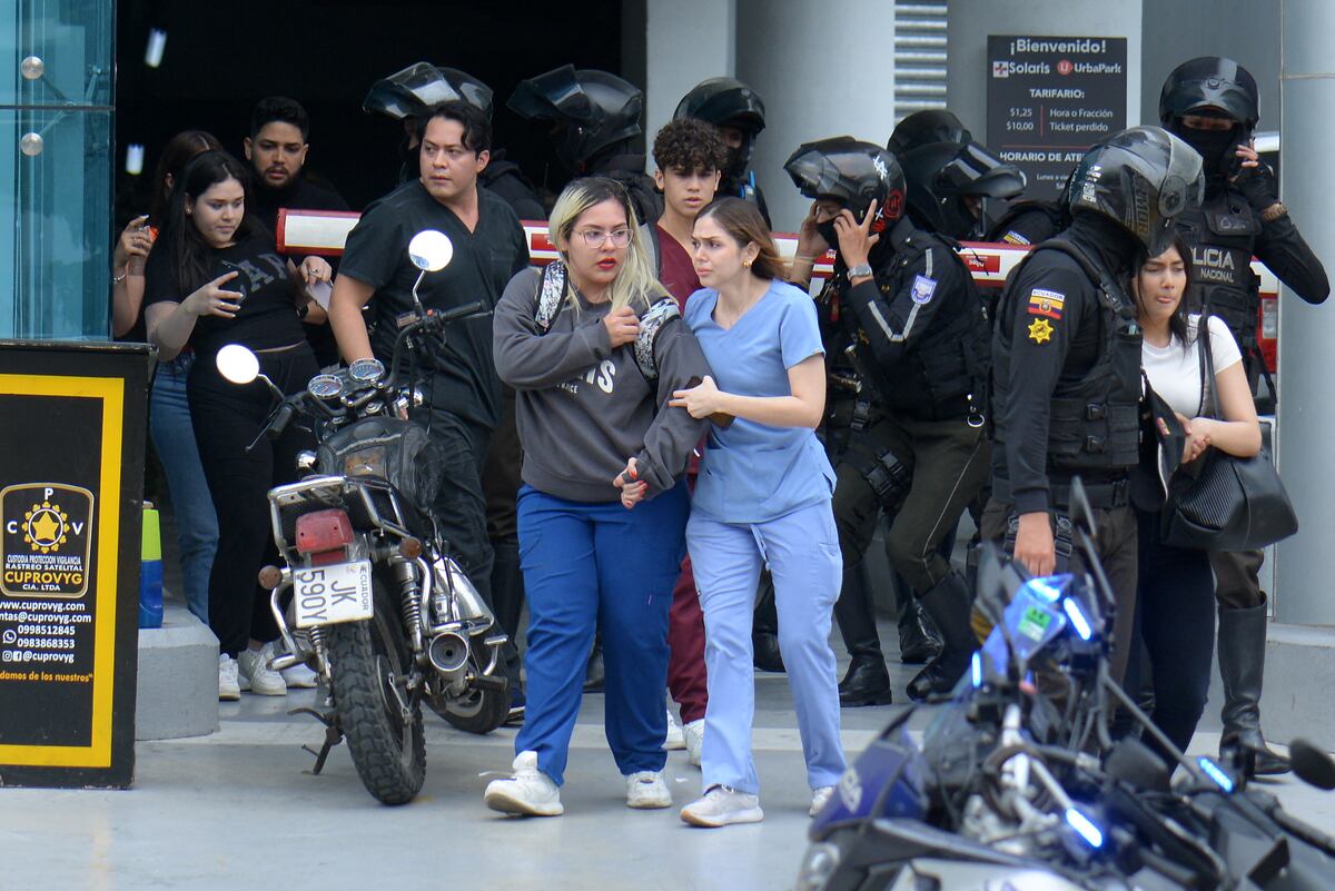 Ante ola de violencia en Ecuador, la Cancillería brindó los números telefónicos a los cuales pueden comunicarse peruanos en dicho país en caso de emergencia. (Foto de STRINGER / AFP)