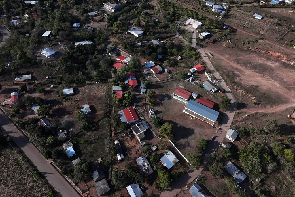 Esta vista aérea muestra el pueblo de Chirimoyos, Concordia, Sinaloa, México, el 5 de febrero de 2026. Las autoridades mexicanas informaron el 6 de febrero que encontraron el cuerpo de una persona que podría ser uno de los diez empleados de una minera canadiense secuestrados hace dos semanas. El secuestro ocurrió el 23 de enero en el estado noroccidental de Sinaloa, azotado por una ola de violencia relacionada con rivalidades entre narcotraficantes. (Foto de Jesús Verdugo / AFP)