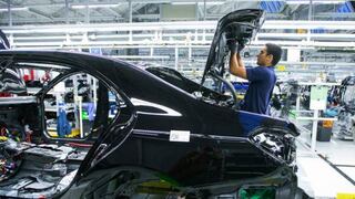 ¿Por qué Mercedes pone freno a los robots en la línea de producción?