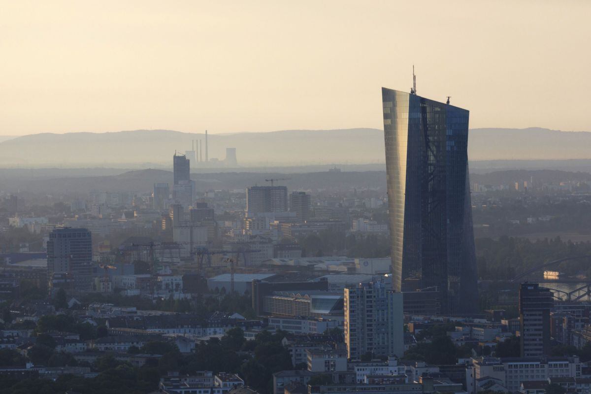 El rascacielos del Banco Central Europeo (BCE) se alza sobre propiedades comerciales y residenciales al amanecer en Frankfurt, Alemania, el miércoles 25 de julio de 2018.