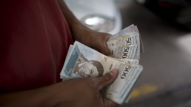 Bolívar venezolano colapsa en el mercado negro; crisis se agrava
