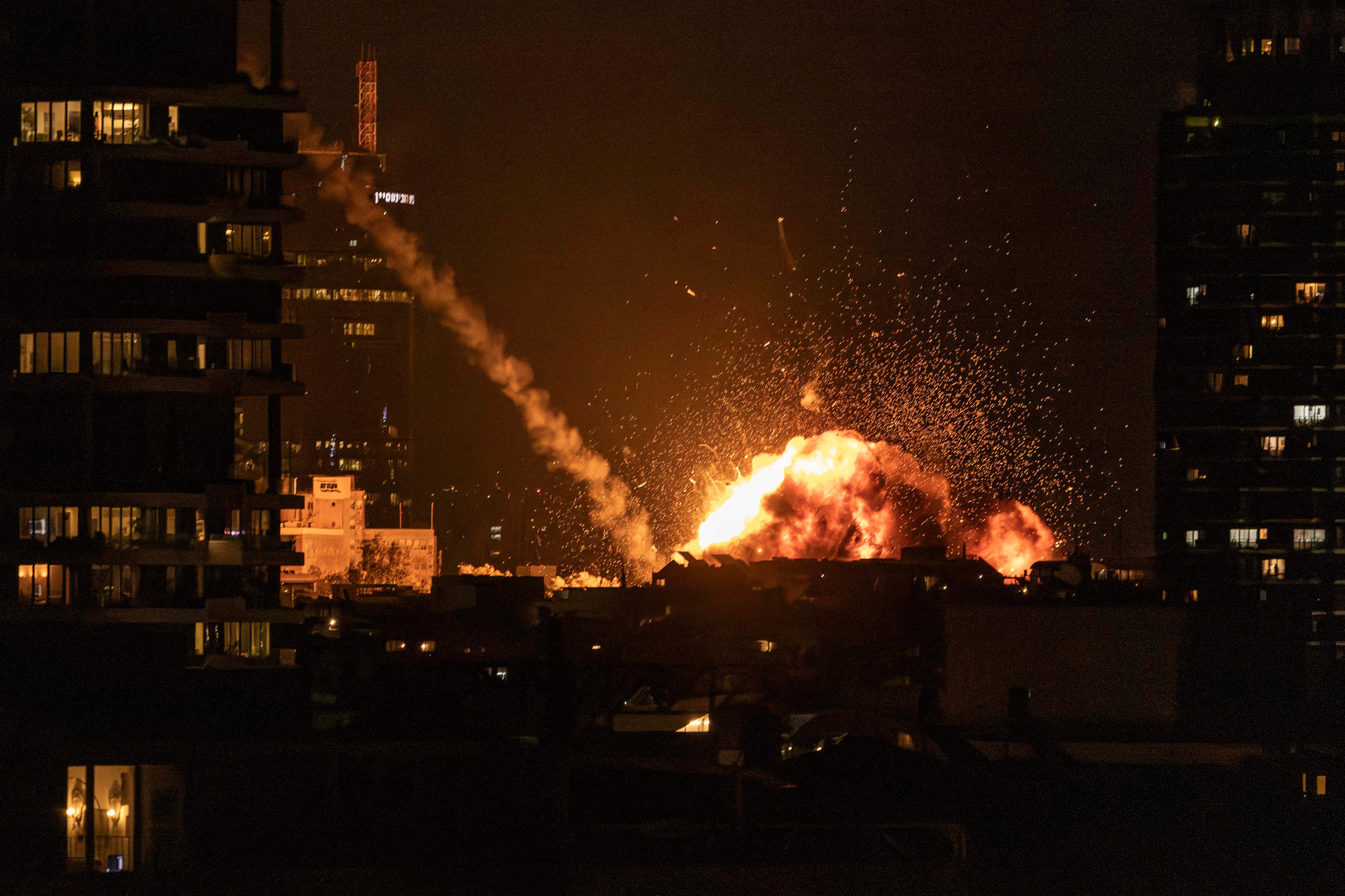 Una bola de fuego ilumina el cielo tras un ataque de Irán con misiles contra Tel Aviv, Israel, el 28 de febrero de 2026. (Foto de JOHN WESSELS / AFP).