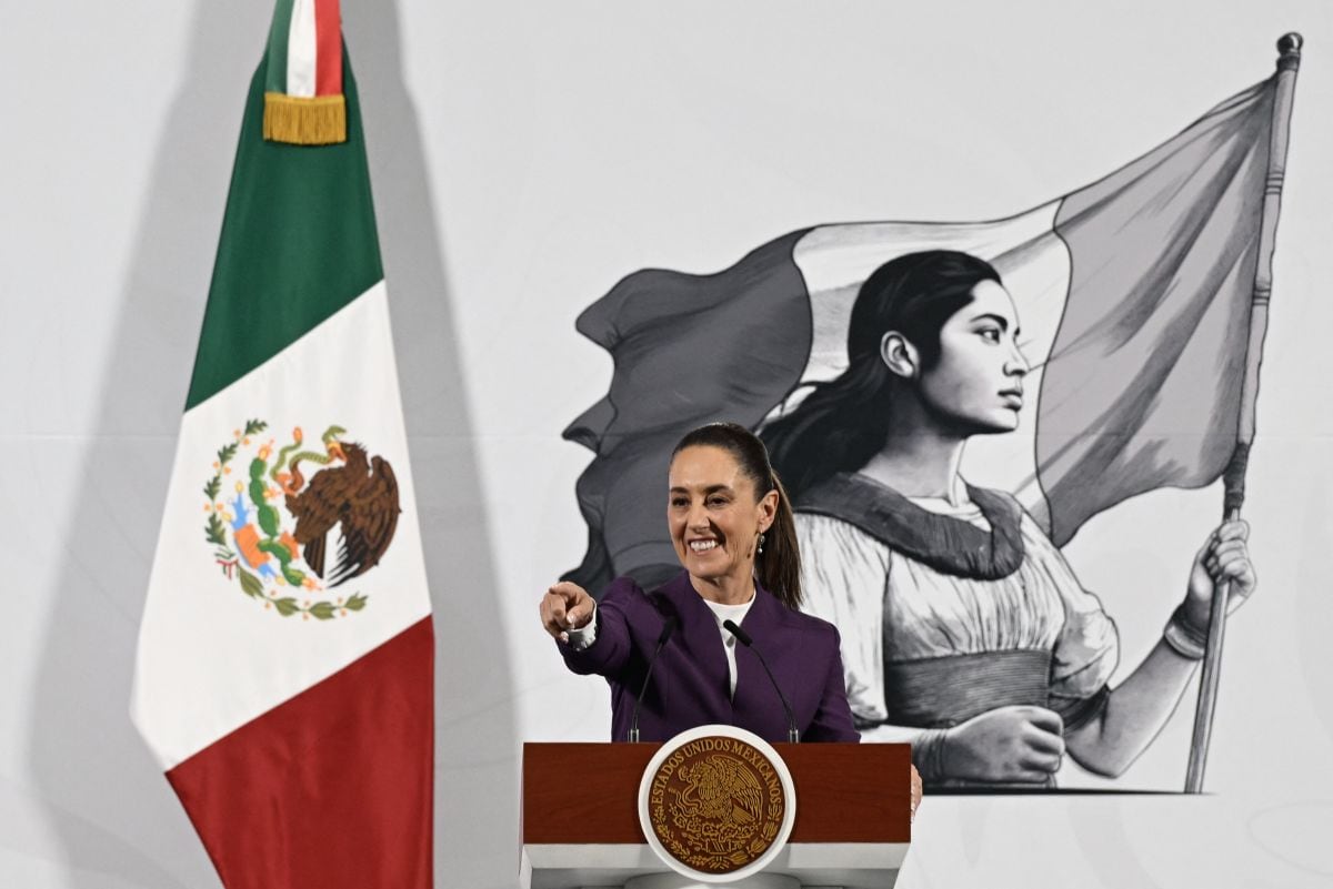La presidenta de México, Claudia Sheinbaum, hace gestos mientras anuncia que México responderá a los aranceles del presidente estadounidense Donald Trump con sus propios derechos de represalia, ya que no había "ninguna razón o justificación" para su decisión (Foto: Alfredo Estrella/AFP)