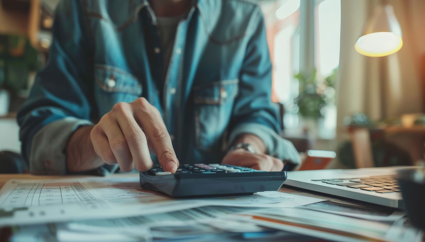 Si vives en una de las áreas incluidas en las prórrogas del IRS, podrás enviar tu declaración y ponerte al día con tus taxes más allá del 15 de abril (Foto: Freepik)