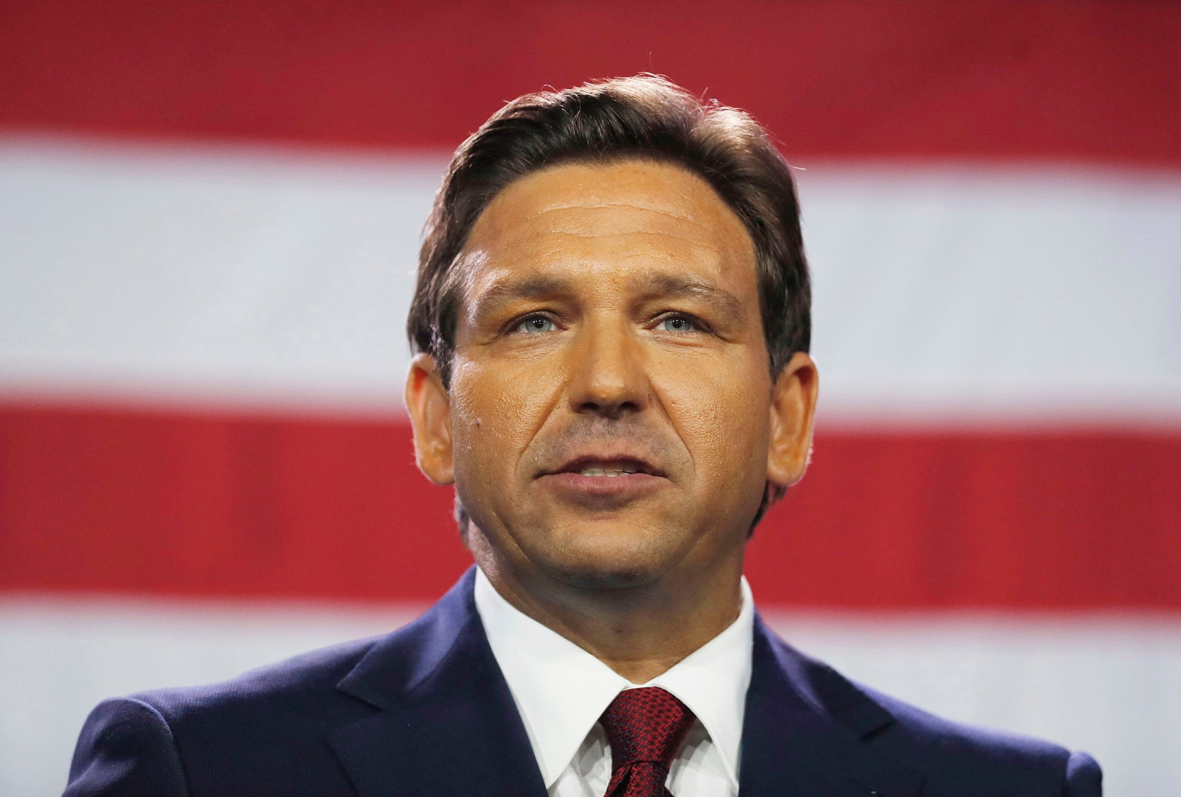 El gobernador Ron DeSantis firmó esta nueva ley que beneficia a los propietarios de parques RV. (Crédito: AFP)