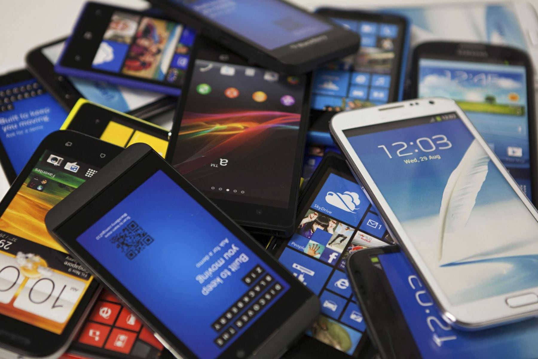 Oficializan norma que endurece penas contra el comercio ilegal de celulares. (Foto: Andina)