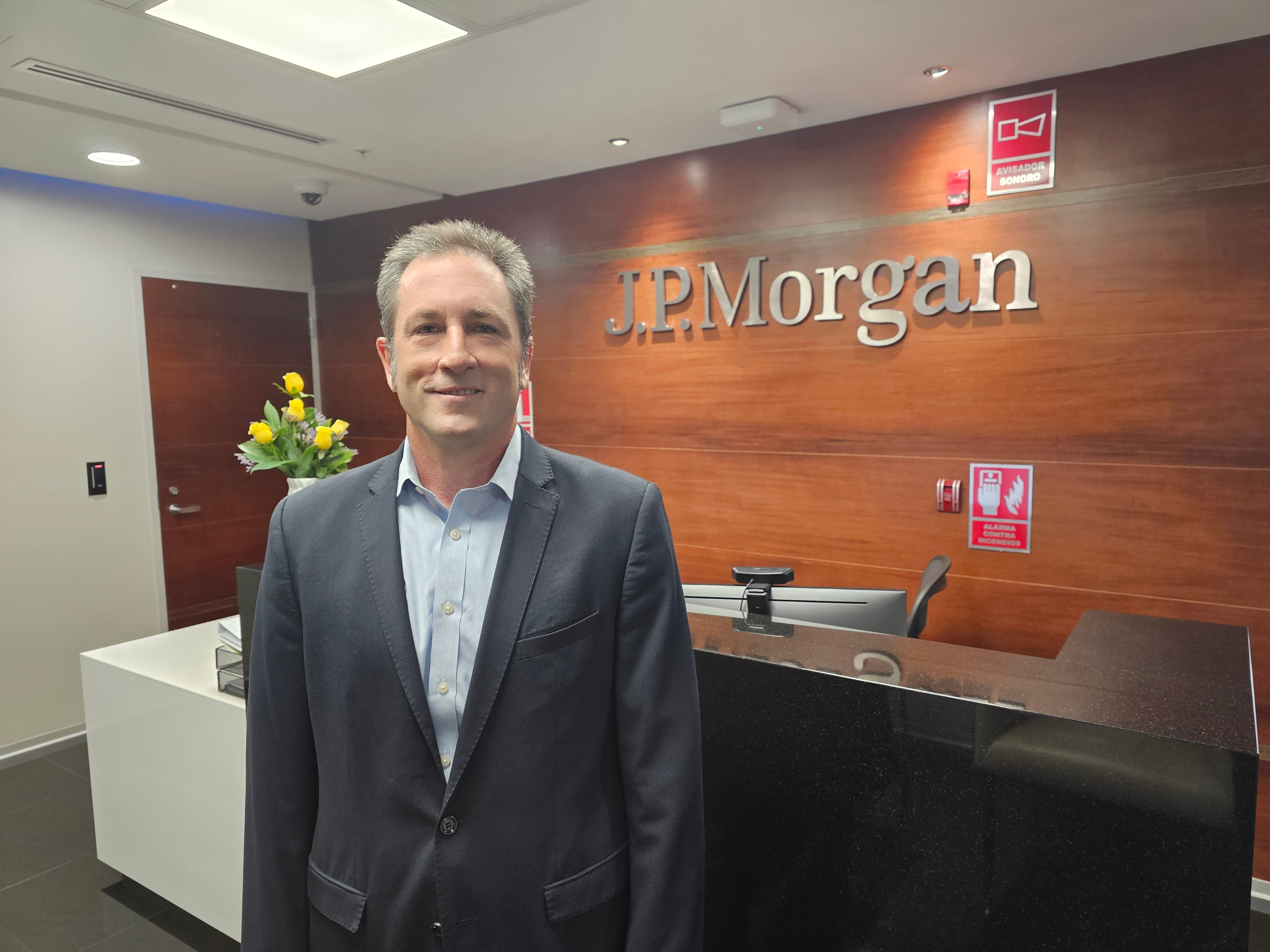 Hoy las transacciones de fusiones y adquisiciones toman más tiempo, pero eso no resta interés a los inversionistas, sostiene Juan Carlos Arribas, de JP Morgan.