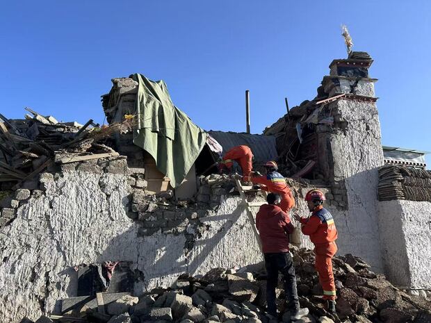 Los socorristas trabajan en una zona afectada por el terremoto en el municipio de Changsuo, en Dingri, tras el terremoto de magnitud 6,8 que sacudió el Tíbet de China. (EFE/EPA/XINHUA / Jigme Dorje).