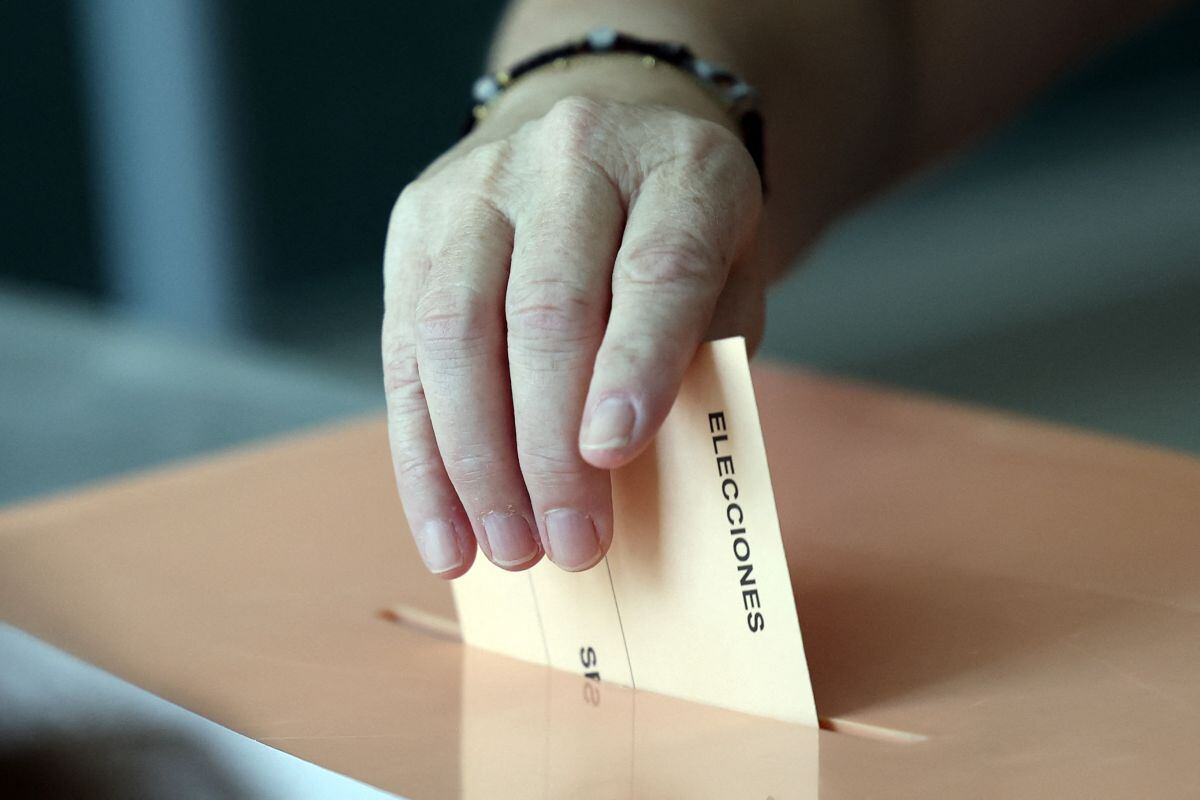 Una mujer deposita su voto en un colegio electoral en Madrid durante las elecciones generales de España, el 23 de julio de 2023 (Foto: Thomas Coex / AFP)