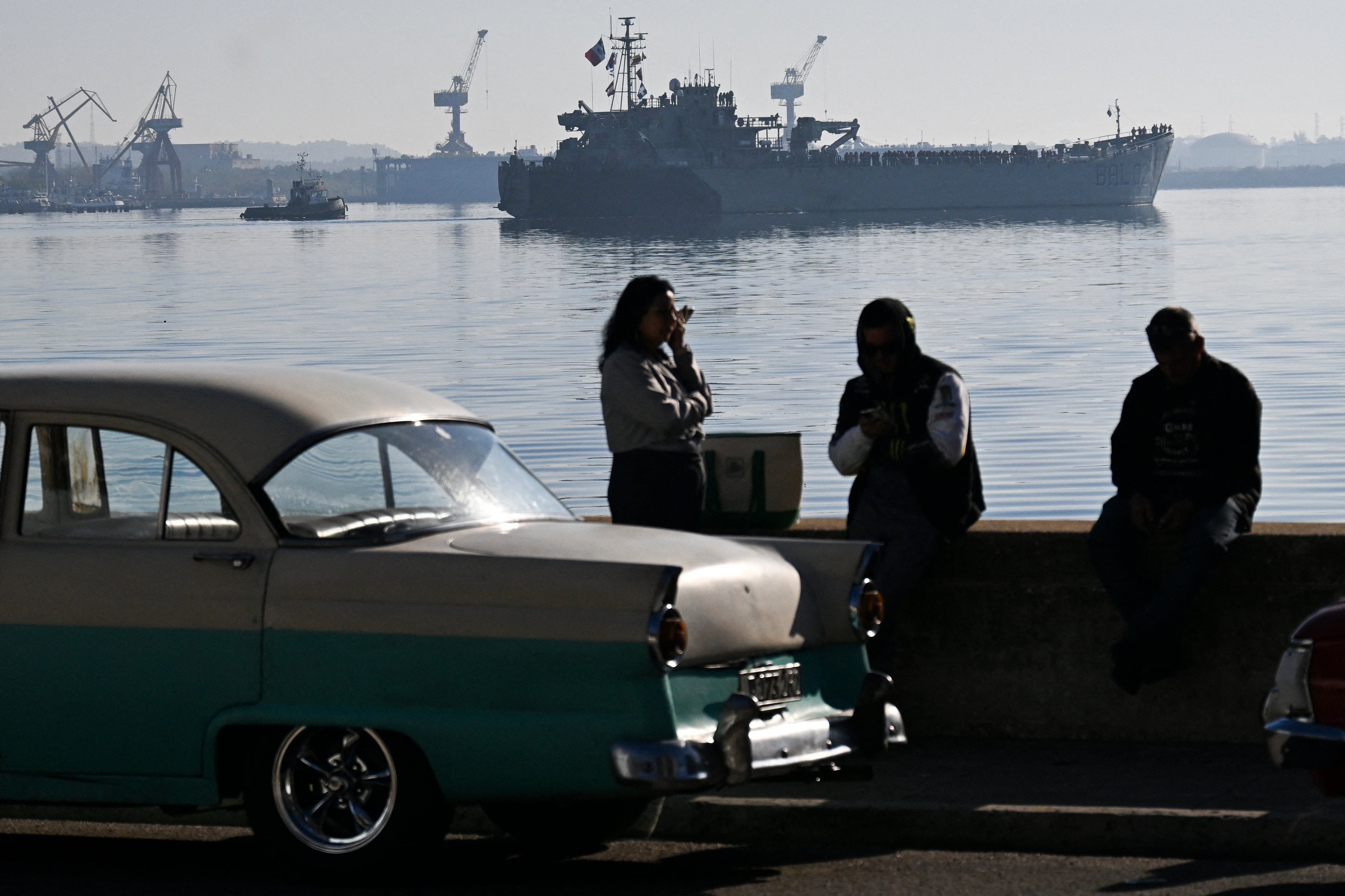 El buque Isla Holbox (Bal-02) de la Armada de México llegó a la Bahía de La Habana con ayuda humanitaria para Cuba. (Foto referencial, YAMIL LAGE / AFP).