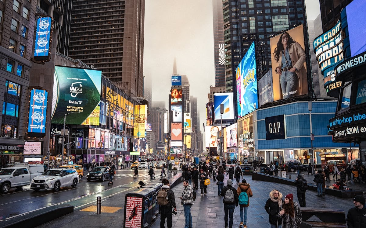 Publicidad en vía pública es el tercer medio que más publicidad capta. Foto: Pexels