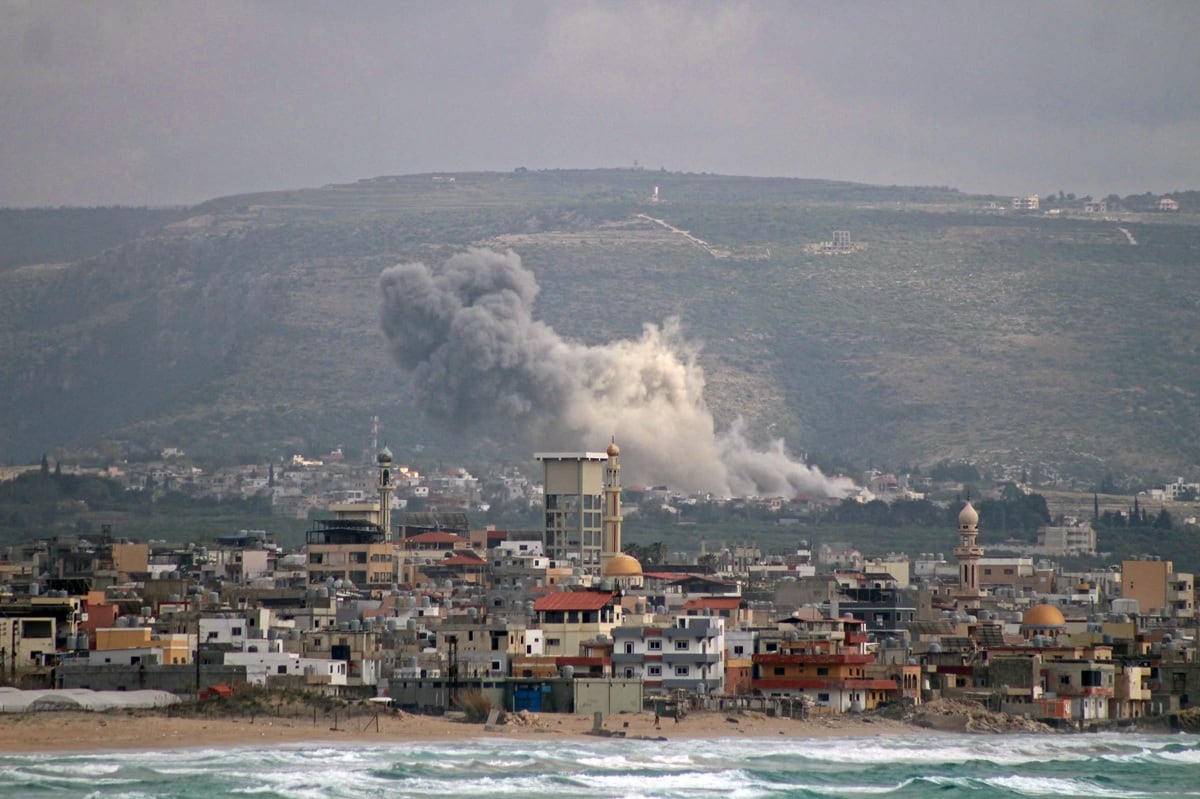 El humo se eleva desde el lugar donde se produjo un ataque aéreo israelí contra la aldea de Al Qlailah, en el sur del Líbano, el 16 de mayo de 2026. (Kawnat HAJU / AFP)