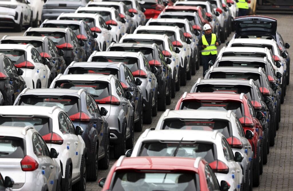 Trabajadores revisan automóviles tras la llegada de un barco chino con una importación de automóviles, en el Puerto de San Antonio, en la región de Valparaíso, Chile, el 13 de agosto de 2024. (Foto de RAUL BRAVO / AFP)