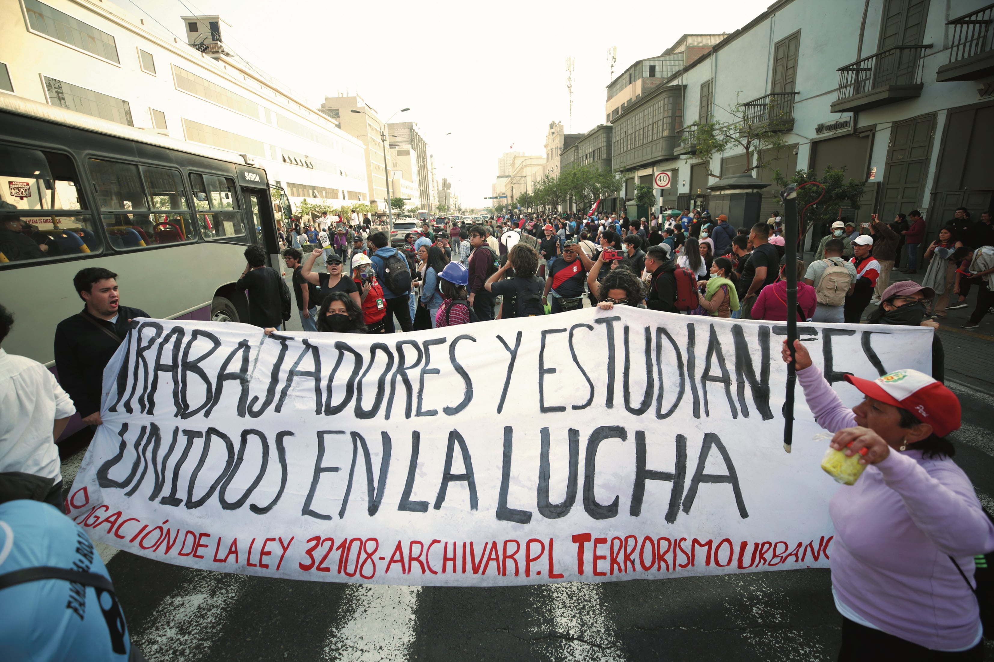 El segundo día del paro convocado por un sector de transportistas convocó a cientos de manifestantes en el Centro de Lima. Foto: GEC.