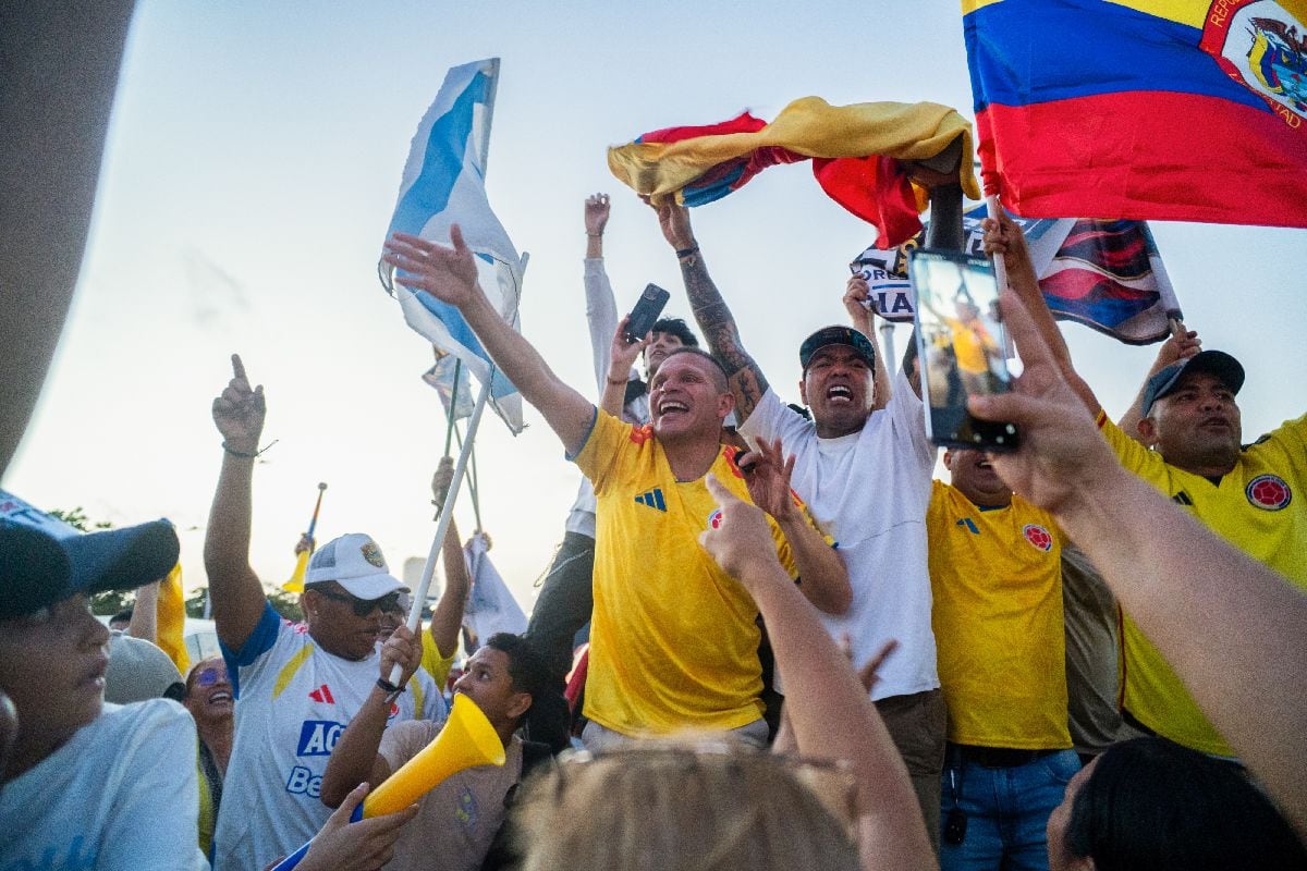 Simpatizantes del candidato Abelardo de la Espriella durante un mitin la noche electoral en Barranquilla el 31 de mayo.