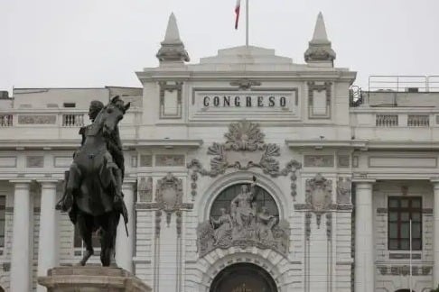 La condecoración se realizó sin convocatoria a la prensa y generó cuestionamientos por las investigaciones fiscales que afronta el ex titular del Parlamento. Foto: Andina.