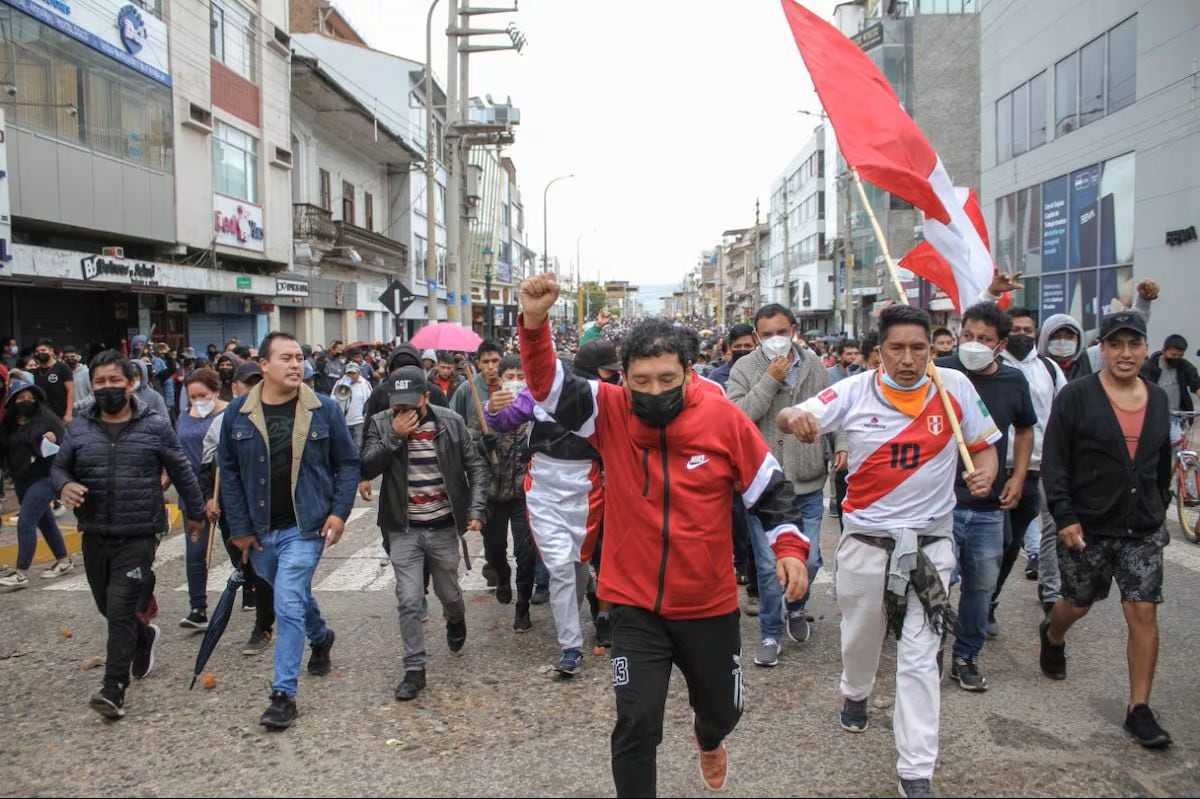 Manifestantes marcharon desde El Tambo hasta la plaza Huamanmarca, en Huancayo, durante el segundo día de paro regional para exigir presupuesto para la nueva Carretera Central. Foto: Adrián Zorrilla/@photo.gec