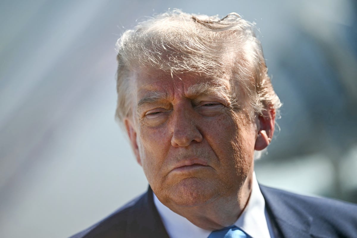 El presidente estadounidense Donald Trump habla con los periodistas antes de abordar el Air Force One en la base conjunta Andrews, Maryland, el 20 de mayo de 2026. (Kent NISHIMURA / AFP)