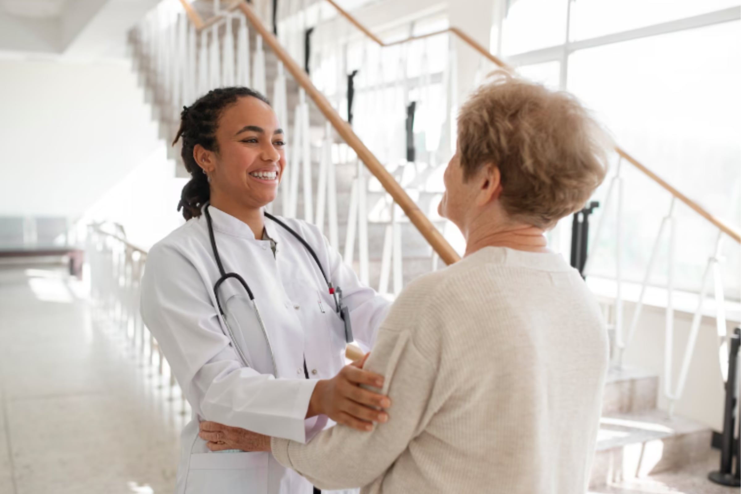 Las comunidades inmigrantes serán las más beneficiadas con este sistema de salud. (Crédito: freepik)