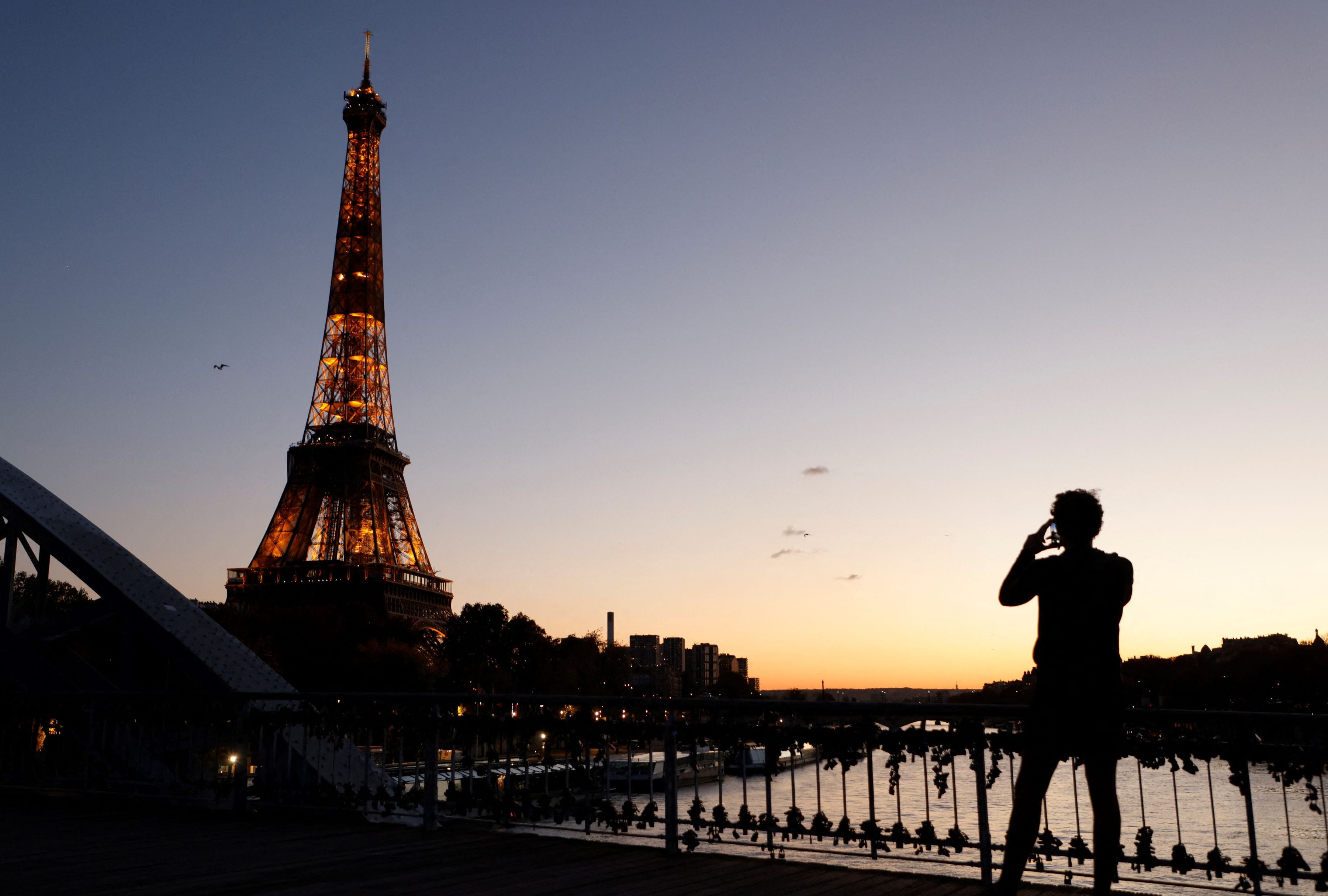 La exigencia del examen cívico aplica principalmente a quienes solicitan por primera vez un permiso de residencia de larga duración o la tarjeta de residente. Foto: Ludovic MARIN / AFP