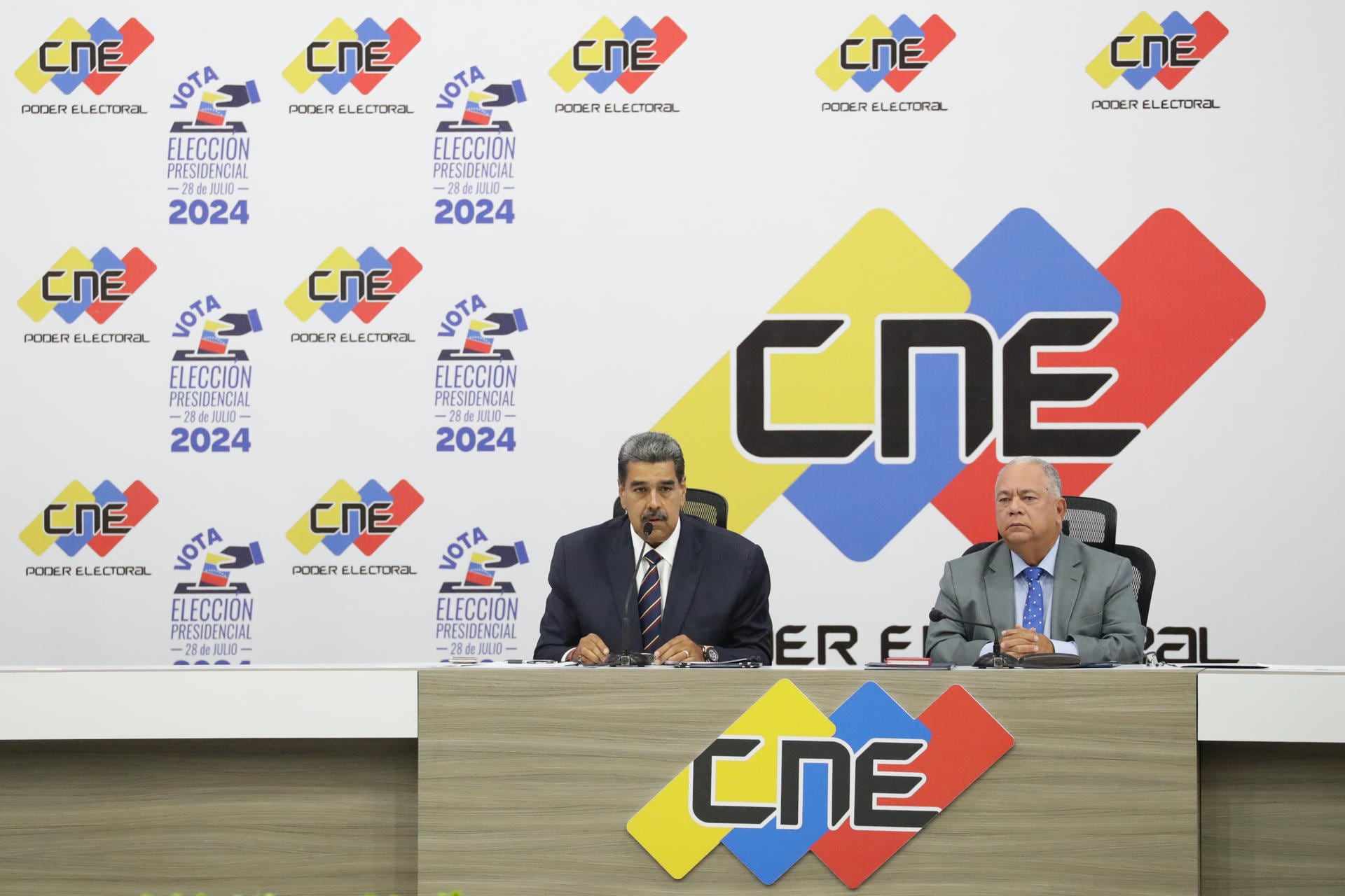 El presidente de Venezuela, Nicolás Maduro, celebró en su acto de proclamación como mandatario reelecto, la "proeza" de haber vencido al fascismo en las elecciones , en las que, según los datos difundidos por el Consejo Nacional Electoral (CNE), obtuvo la victoria -con el 51,2 % de los votos-, un resultado que fue rechazado por la oposición mayoritaria y por varios países. (EFE/ Ronald Peña R.)