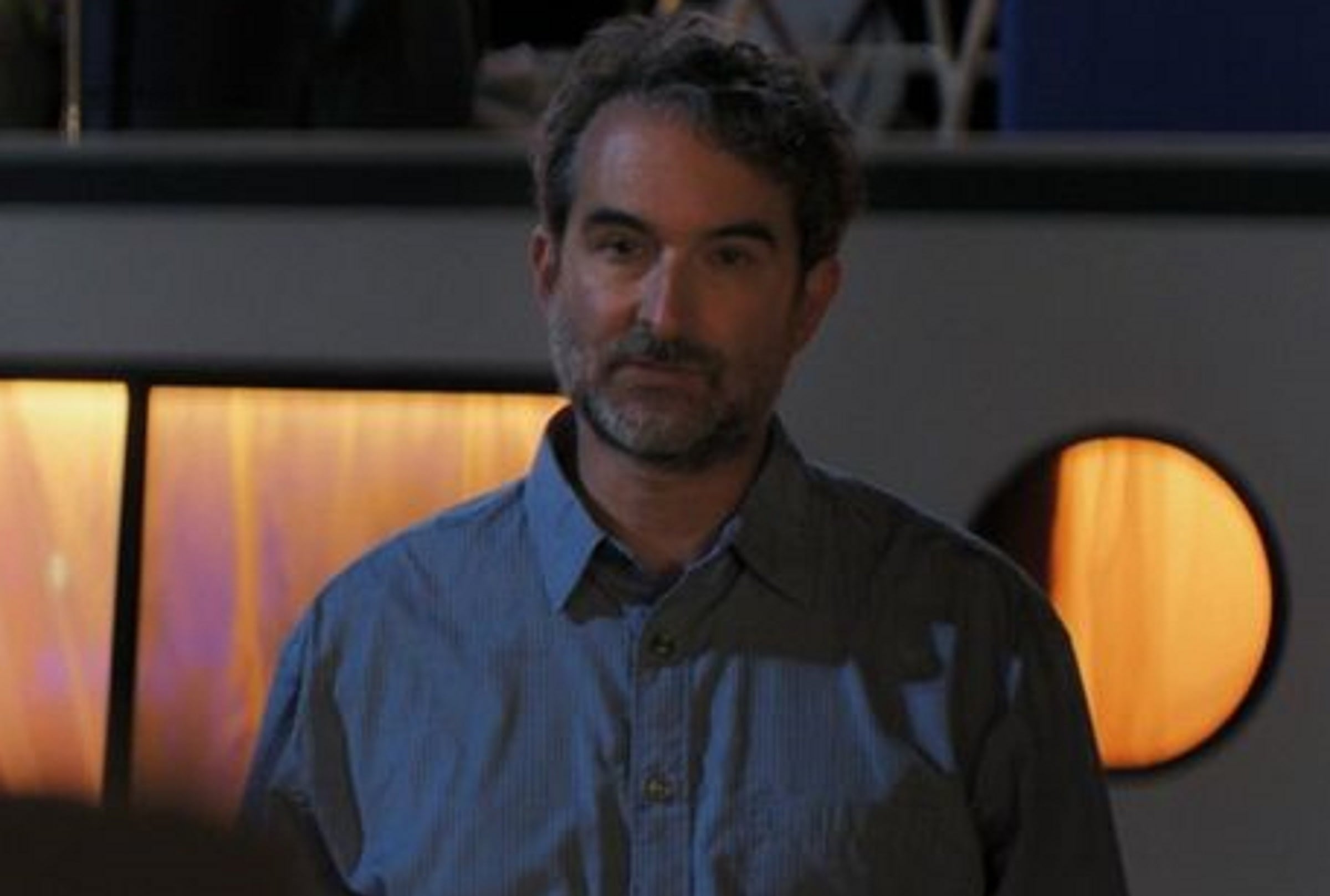 Jay Duplass interpreta a Steven Jacobson, el padre adoptivo de Annie y Connor, en el drama de romance y misterio "Sterling Point" (Foto: Amazon Prime Video)