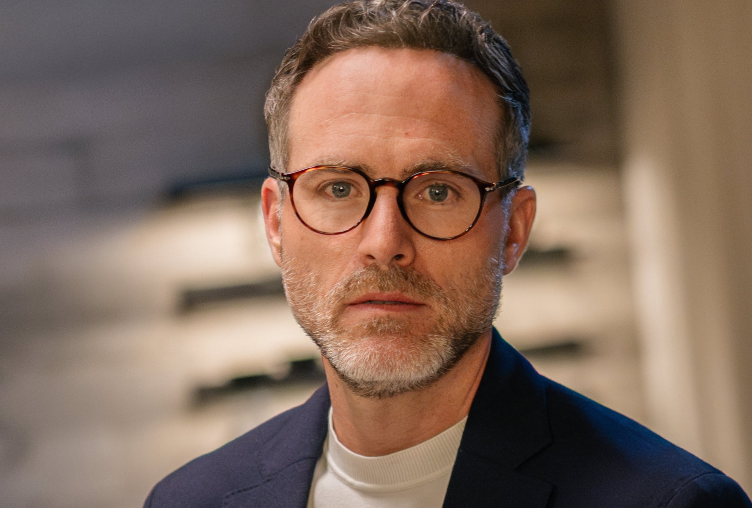 Erik Hayser como Emilio Martínez en una escena de la serie mexicana "El otro padre" (Foto: Netflix)