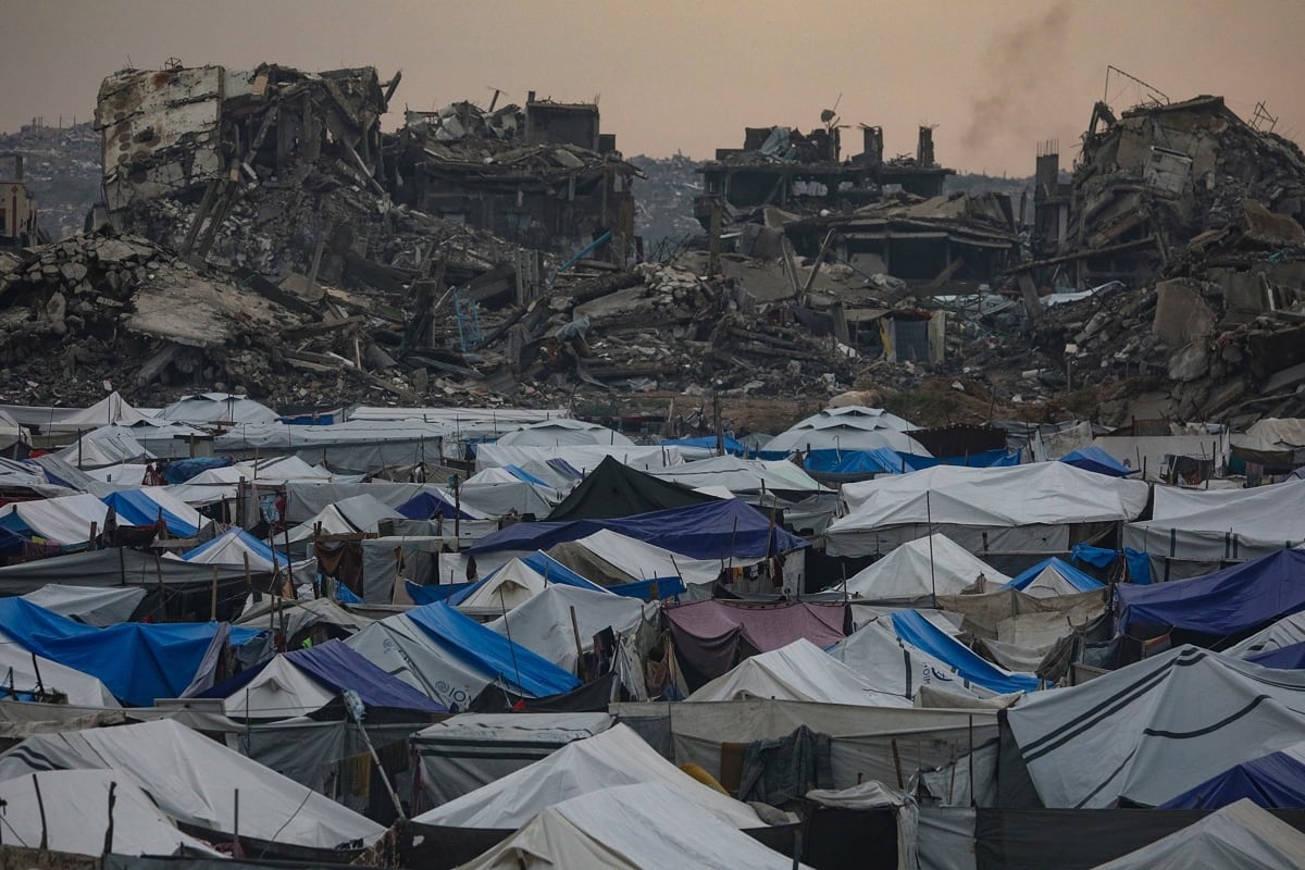 Fotografía que muestra tiendas de campaña de familias palestinas desplazadas internamente entre las ruinas de edificios destruidos en el barrio de Al Zaitun este viernes, en el este de la ciudad de Gaza. (Foto: EFE)