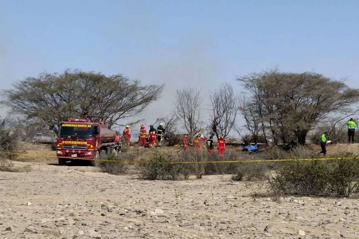 Investigadores de la CIAA recopilan evidencias en Nasca para determinar las causas del accidente que dejó 13 fallecidos. Foto: EFE.