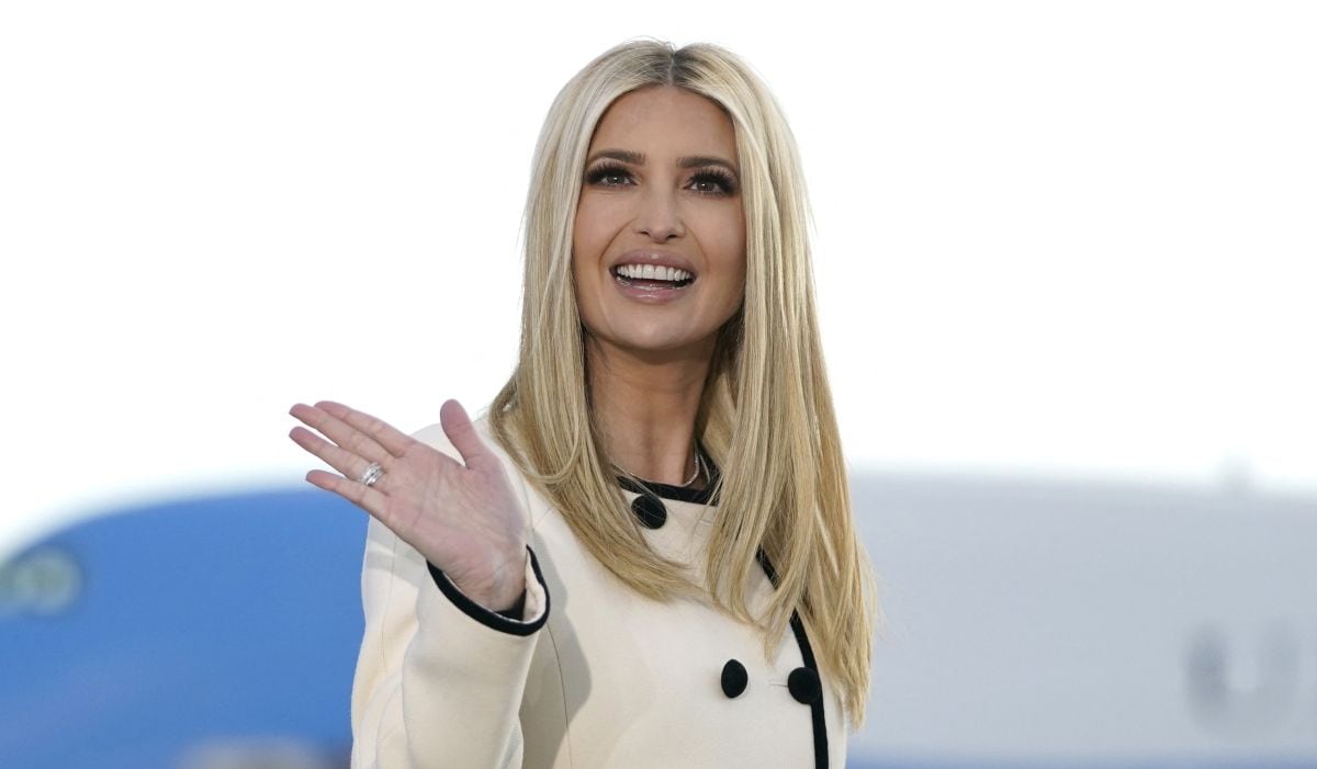 Ivanka Trump saluda cuando llega a la base conjunta Andrews en Maryland para la partida del presidente estadounidense Donald Trump el 20 de enero de 2021 (Foto: Alex Edelman / AFP)