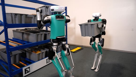 La forma humana del robot le permite operar en espacios diseñados para trabajadores.