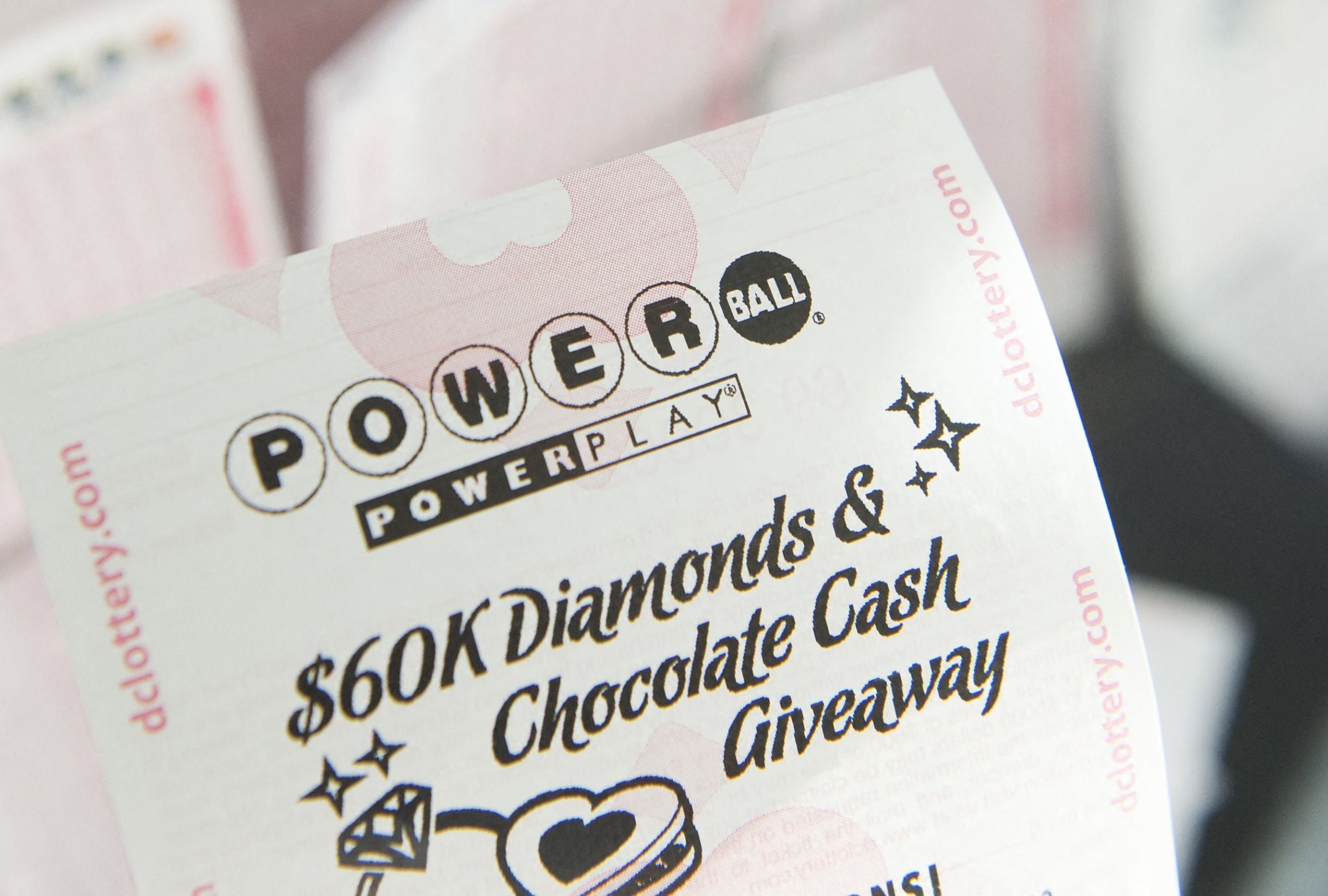 Revisa esta nota para que descubras quién ganó el Powerball hoy, sábado 21 de marzo, en EE.UU. (Foto: SAUL LOEB / AFP)