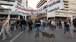 Depósitos de la banca griega tocaron un piso de seis años en junio