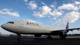 Delta modera plan de aumentar vuelos en agosto por virus; la demanda está estancada 