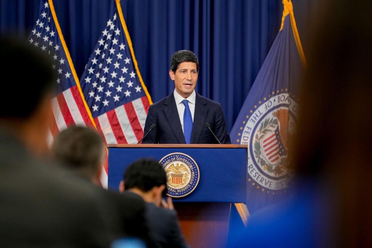 Kevin Warsh, presidente de la Reserva Federal de EE.UU., durante una conferencia de prensa tras una reunión del Comité Federal de Mercado Abierto (FOMC) en Washington D. C., Estados Unidos, el miércoles 16 de septiembre de 2026. La Reserva Federal aumentó las tasas de interés en un cuarto de punto porcentual y proyectó una subida adicional para más adelante este año; se trata de medidas destinadas a contener la inflación que pondrán a prueba la relación del presidente Kevin Warsh con el presidente Donald Trump.