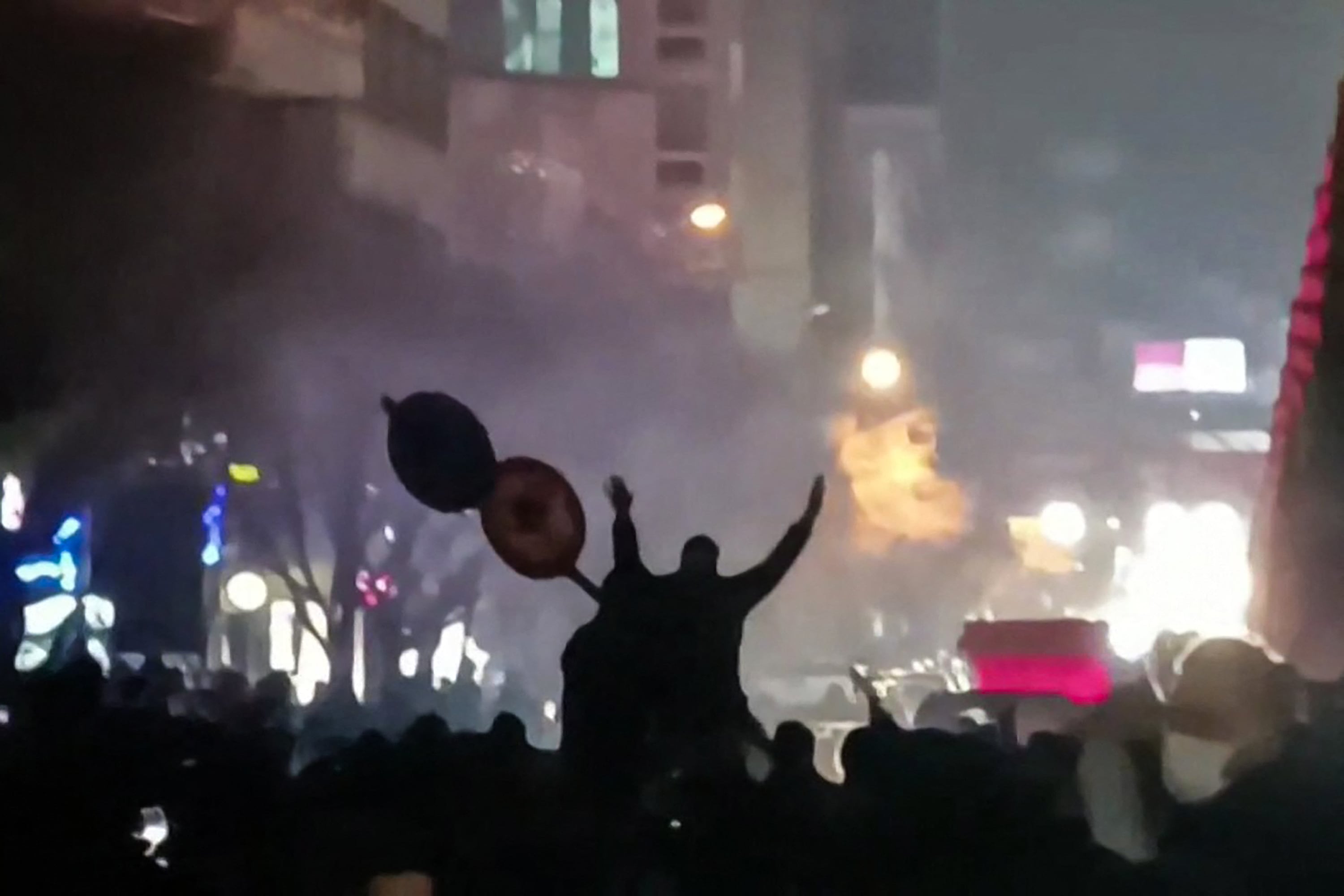 Captura de video de imágenes UGC compartidas en línea el 8 de enero de 2026, muestra a manifestantes coreando "muerte al dictador" en Teherán. (AFP).