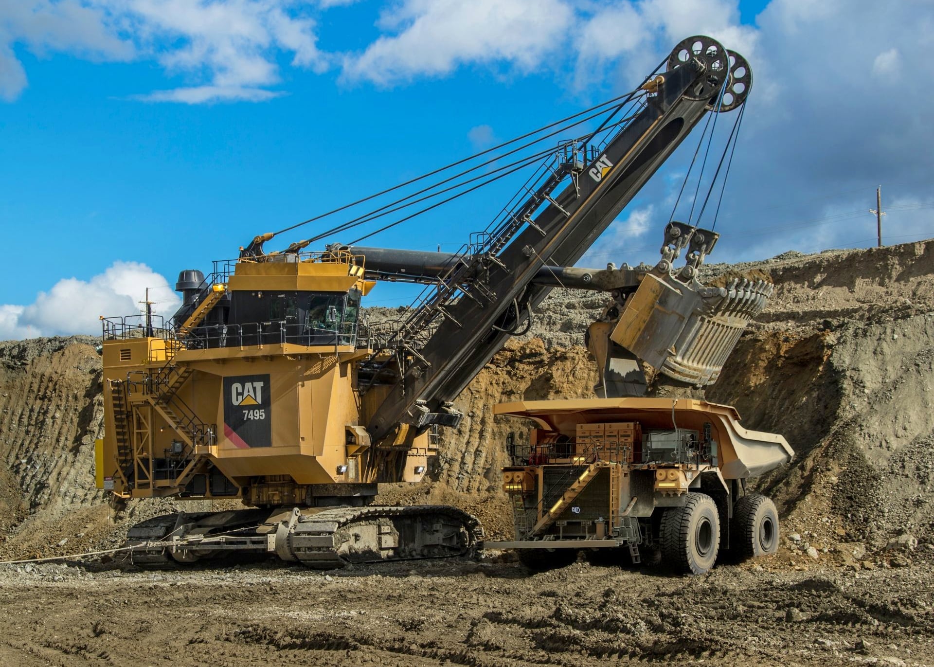 El contrato entre Ferreyros y Las Bambas contempla la incorporación de 27 camiones Cat 798 de tracción eléctrica y capacidad de 400 toneladas métricas, destinados a reforzar las operaciones de extracción de la mina. Foto: Ferreyros