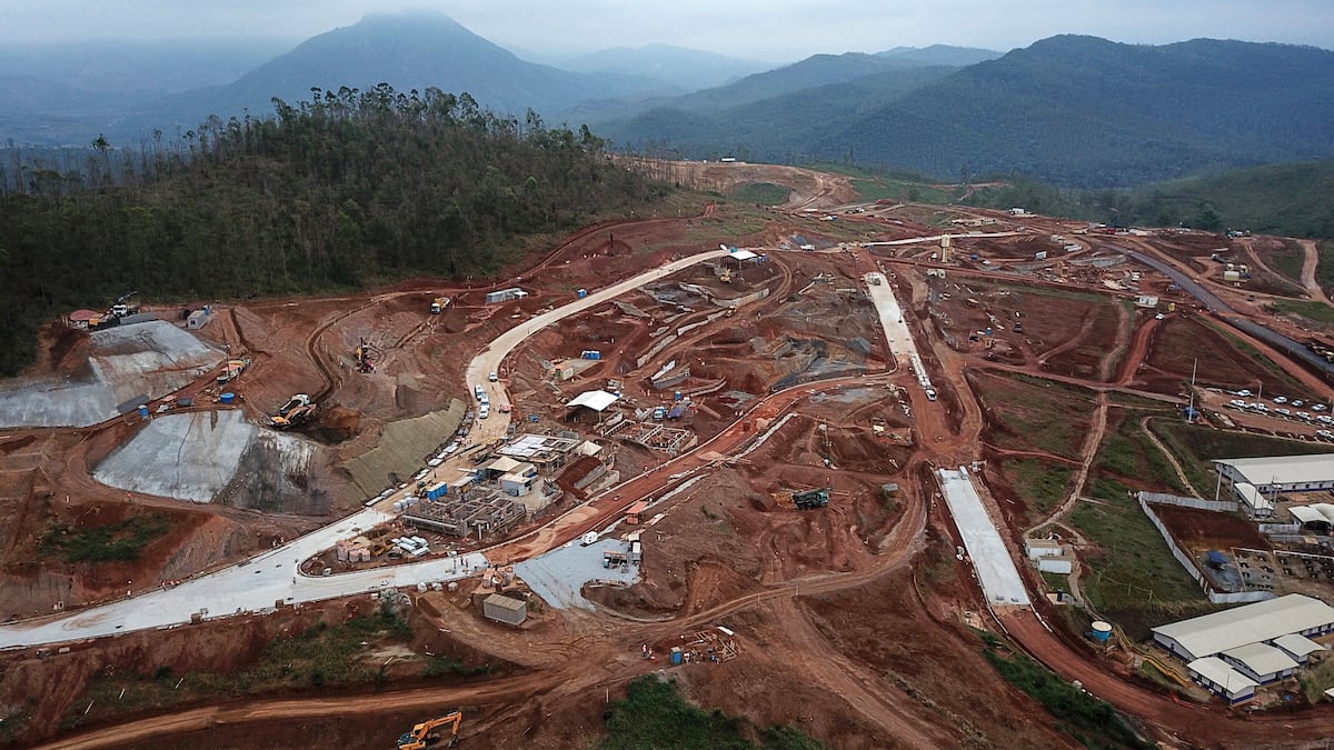 Vista aérea de las obras que se llevan a cabo en Lavoura, a 10 km de Bento Rodrigues, estado de Minas Gerais, Brasil, el 21 de octubre de 2019, donde 225 familias se reasentarán después del colapso de la represa de Fundao hace cuatro años. (Foto de DOUGLAS MAGNO / AFP)