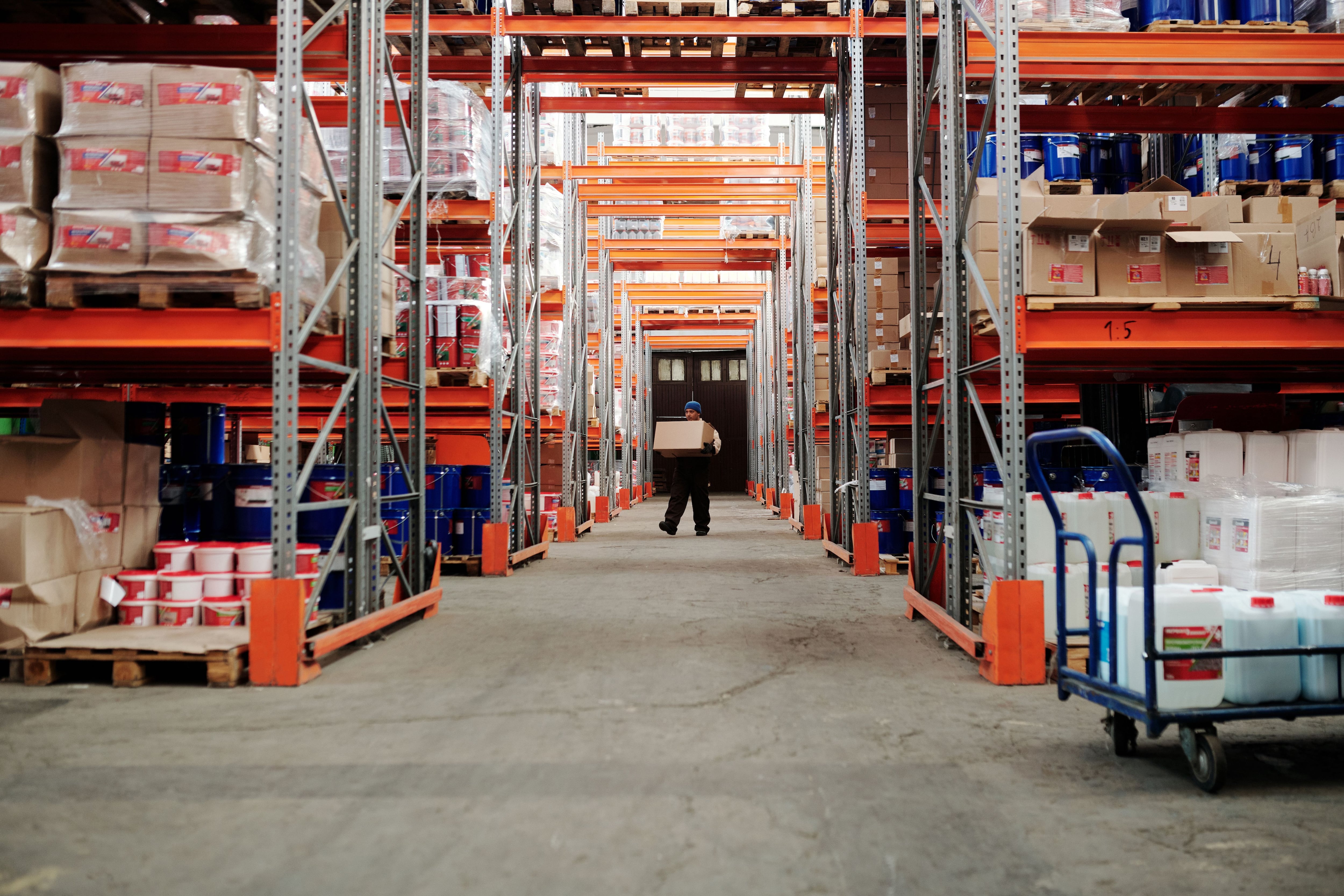 La expansión de los centros logísticos en Perú impulsaría la demanda de operarios de almacén y personal especializado en la distribución de mercancías.