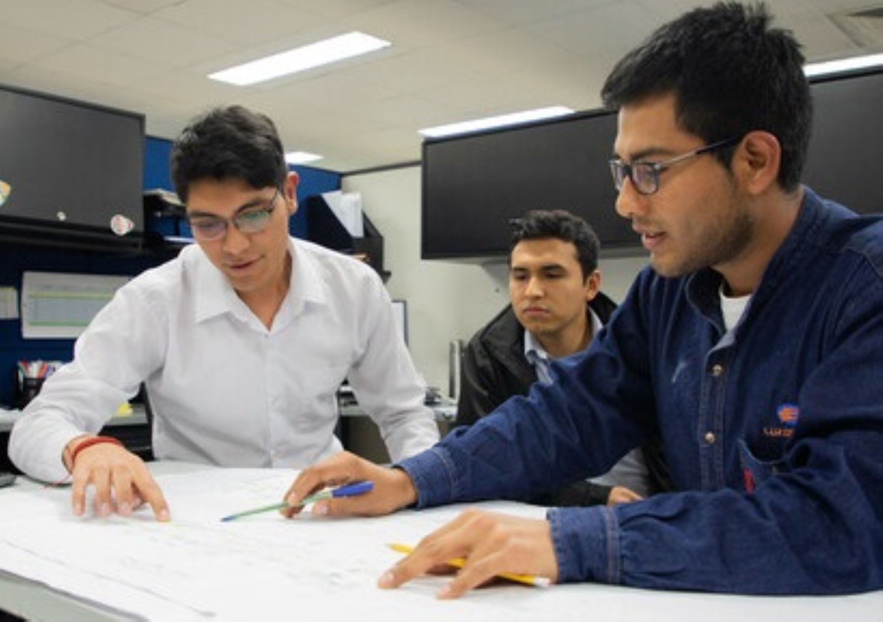 Los programas de estudios para gente que trabajan tienen un fuerte enfoque en el desarrollo de habilidades blandas. (Foto: Andina/referencial)