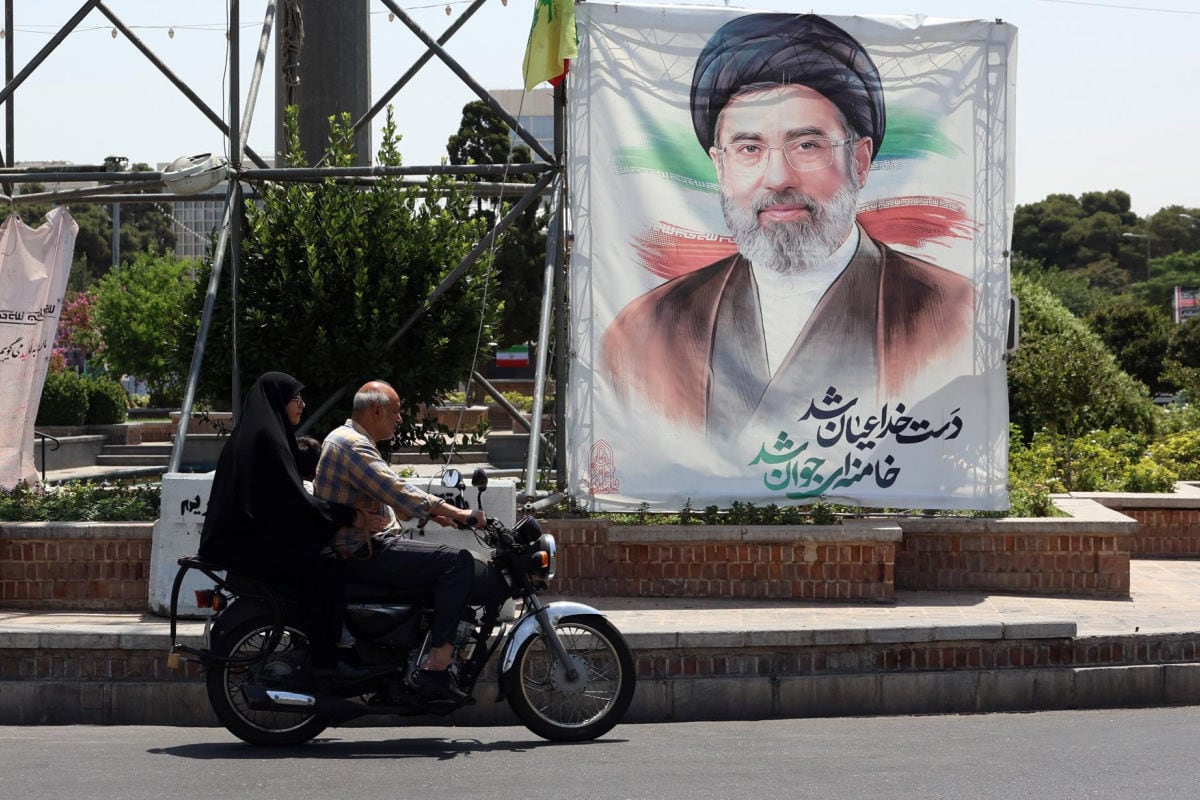 Varias personas circulan en coche junto a una valla publicitaria del líder supremo iraní, el ayatolá Mojtaba Khamenei, en una calle de Teherán, Irán, el 9 de julio de 2026. Foto: EFE/EPA/ABEDIN TAHERKENAREH
